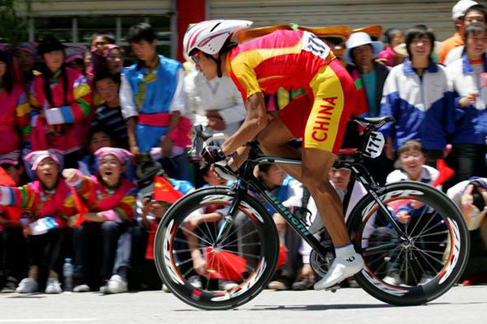 地自行车竞速盔