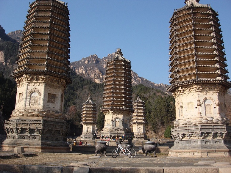 高塔林立，我的车很渺小