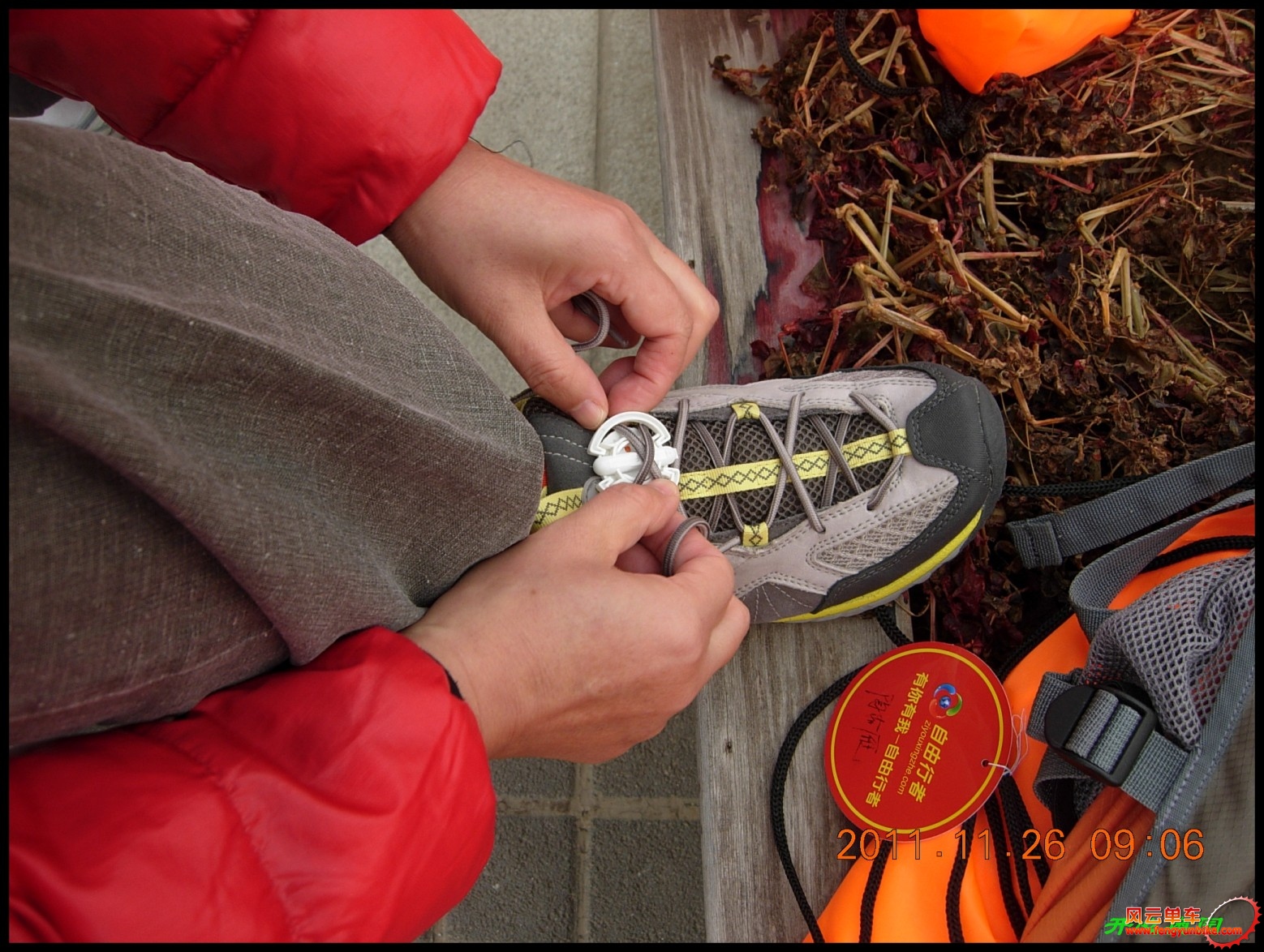 在把电子计时牌穿在鞋带上