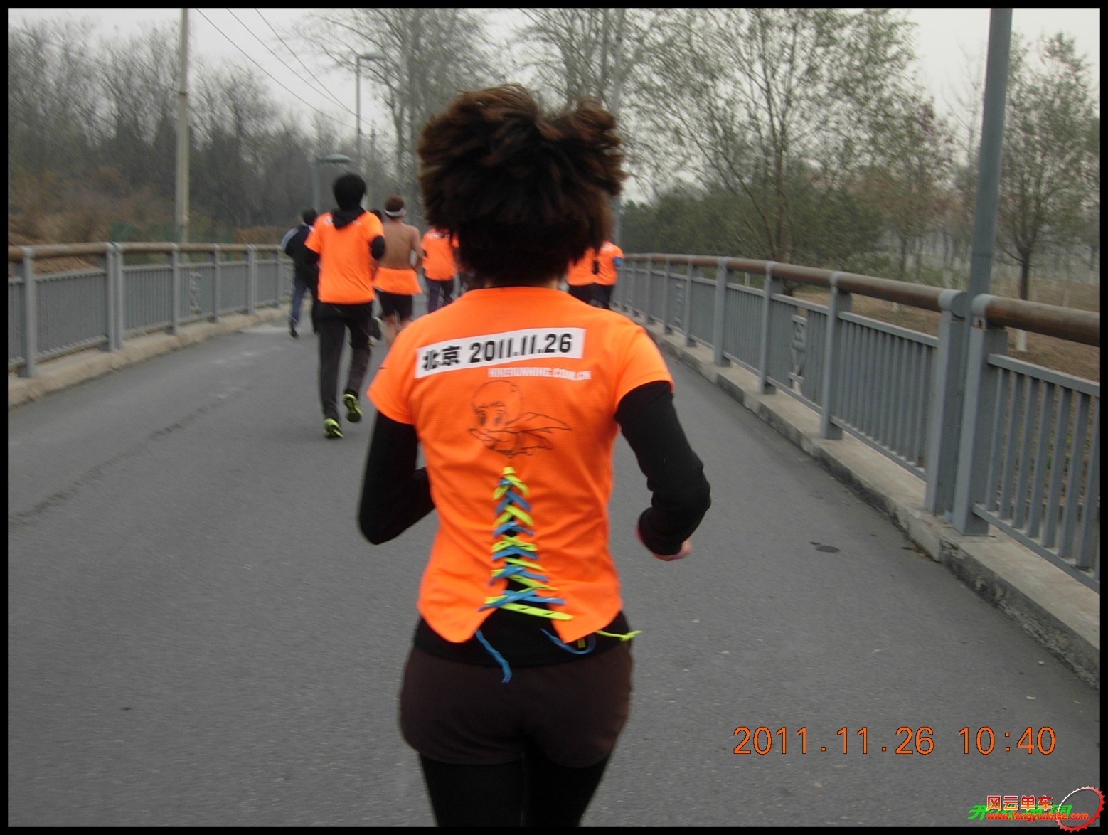 看看这MM手多巧呀，衣服改的多合体。