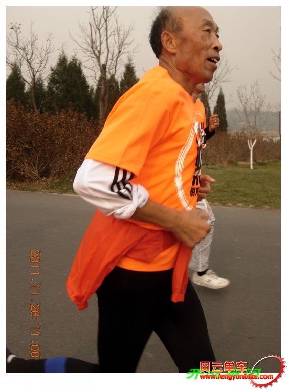 跑友王哥追了上来