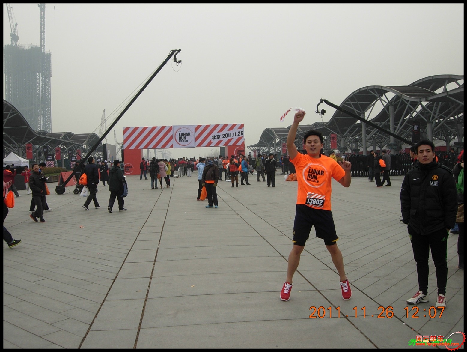 小伙子在不由自主的跳动