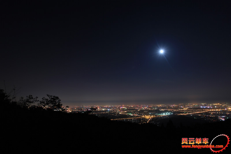 明月照耀下的北京城