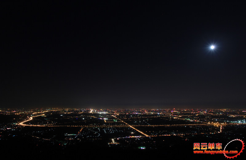 明月照耀下的北京城