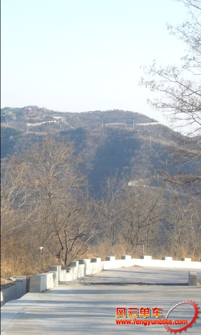 下坡小心，前面地上左边有个大缺口，掉进去后果严重