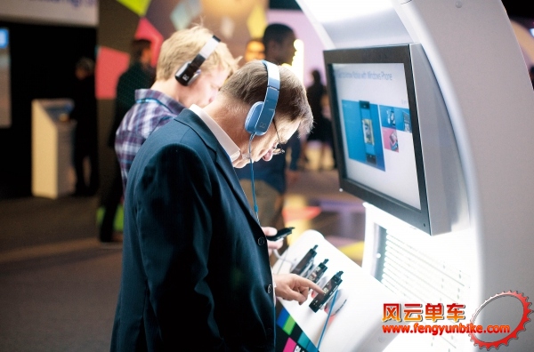 10月27日，参观者在诺基亚大会上体验采用WindowsPhone系统的诺基亚智能手机Lumia系列 ...