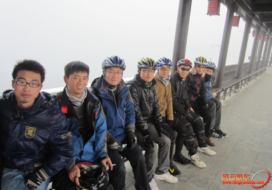 美女美女看过来啊，这边好多帅哥啊