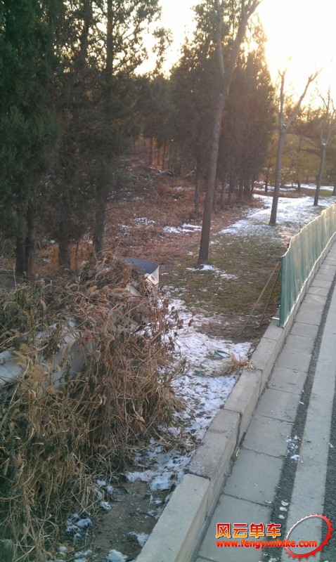 其实从这里上主路就行，泥地100米左右