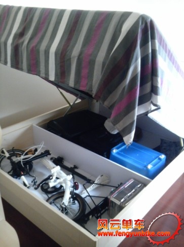 车车是应该这样保存滴（存在床板底下）.jpg