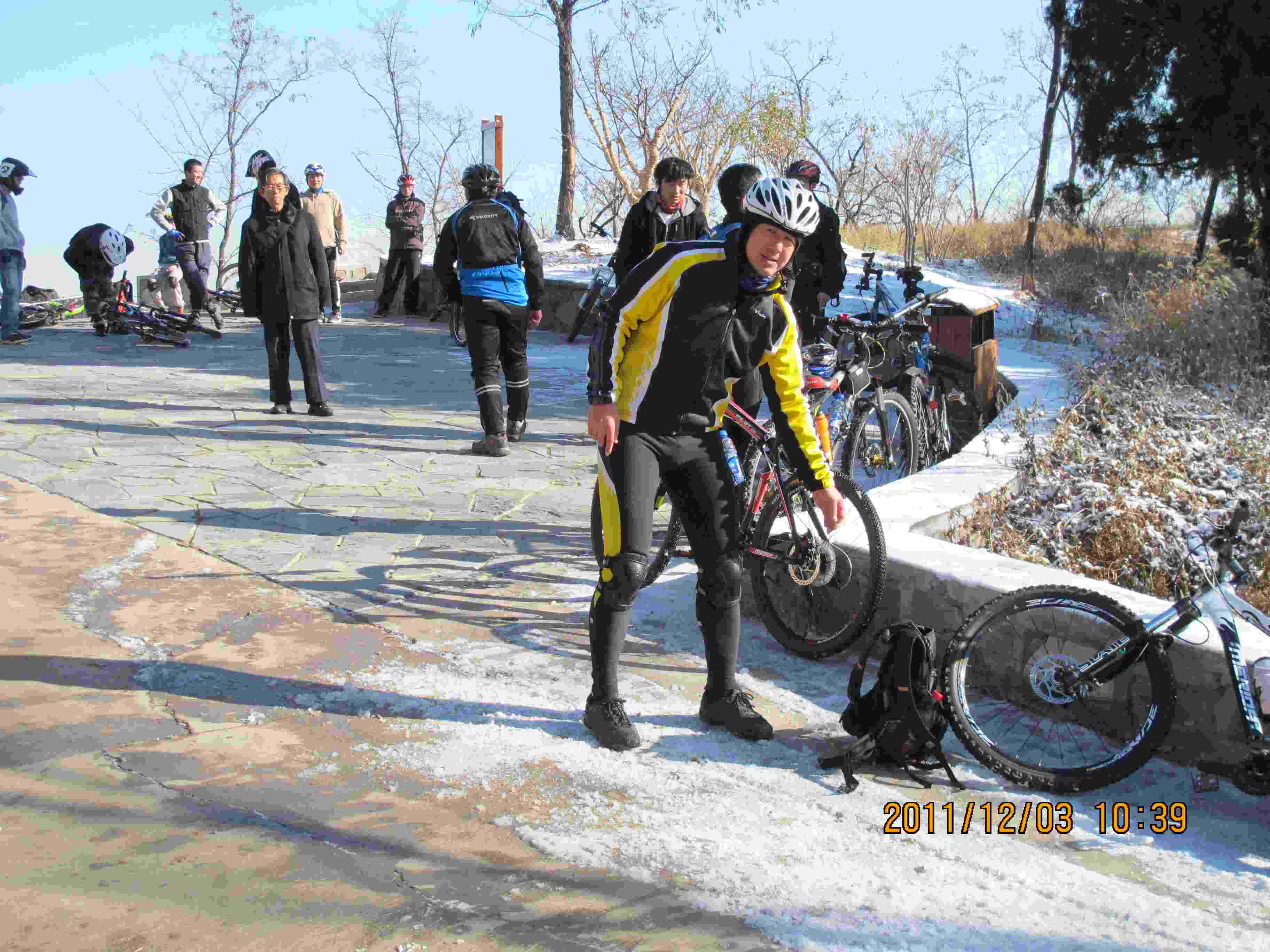 17别看拽哥笑容淡定   其实手已经伤了.JPG