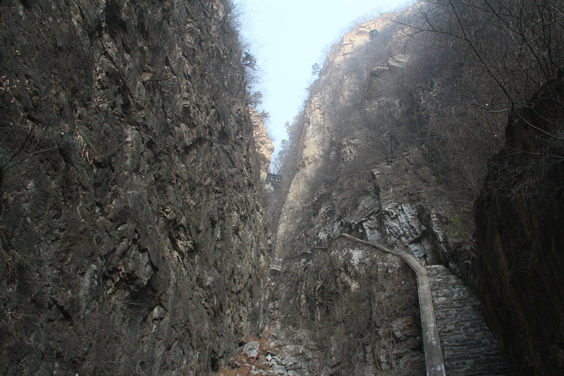 上山的台阶沿着两侧的山体蜿蜒而上