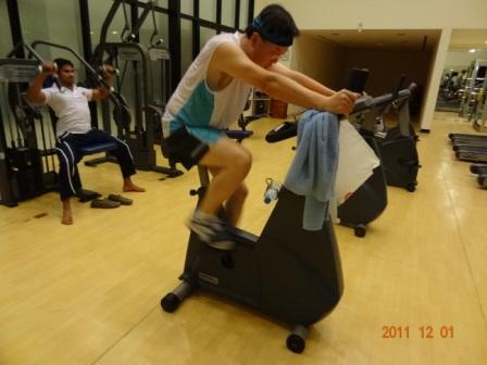 没地儿骑车，健身房练练腿脚