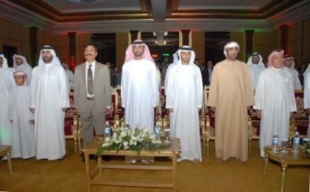 中间白袍粉巾者为皇储谢赫阿马尔