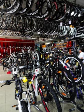 Wolfi自行车店一角。只经营两个品牌：Scott和Storck. 前者是瑞士造，后者是德国造。 ...