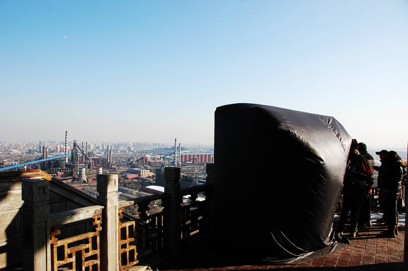 一个人在里面操作 