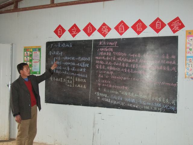 17 年如一日的余英文老师在上课.jpg