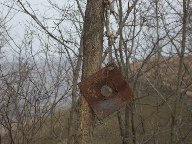 风雨中见证了草苗教学点 17 年的上课铃.jpg