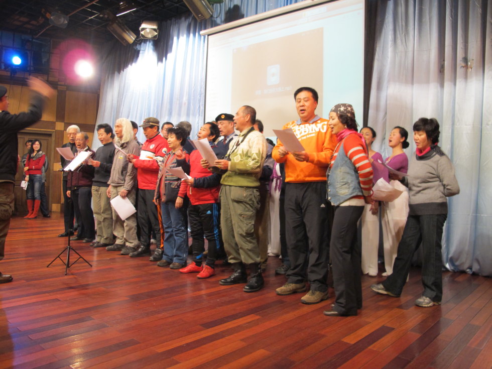 队长们合唱：我们骑在大路上