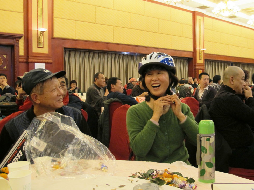 悠悠马姐得奖了，瞧她高兴劲儿。