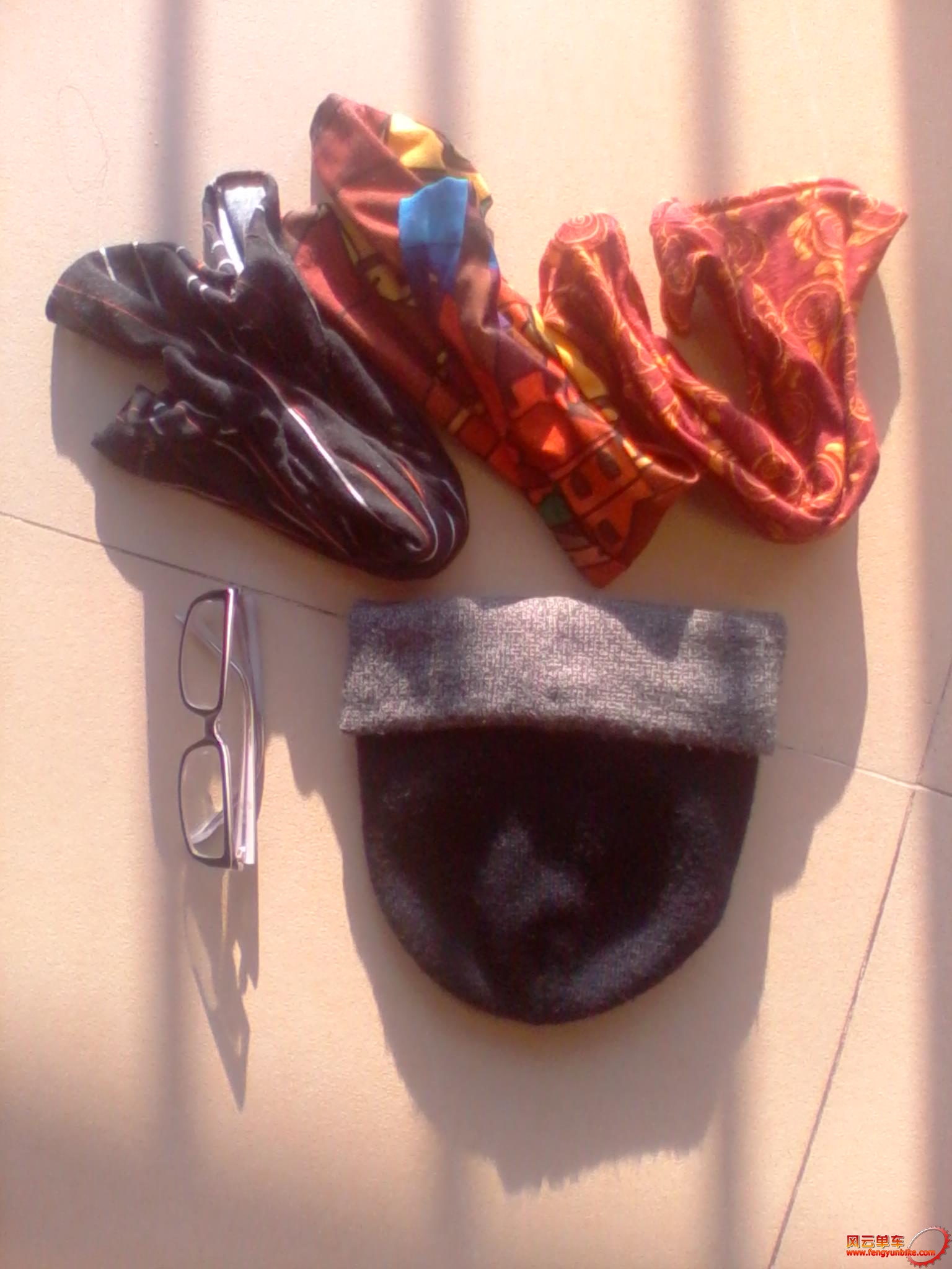 帽子，三个头巾，眼镜