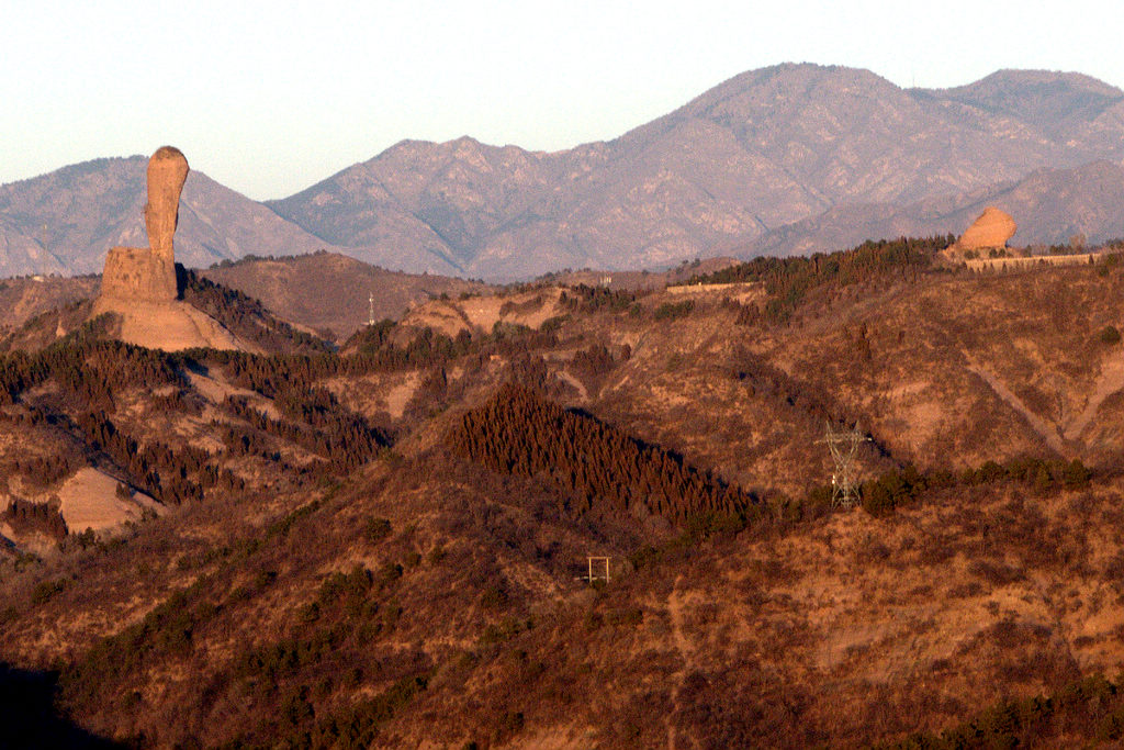 左边是棒槌山右边是蛤蟆石.jpg