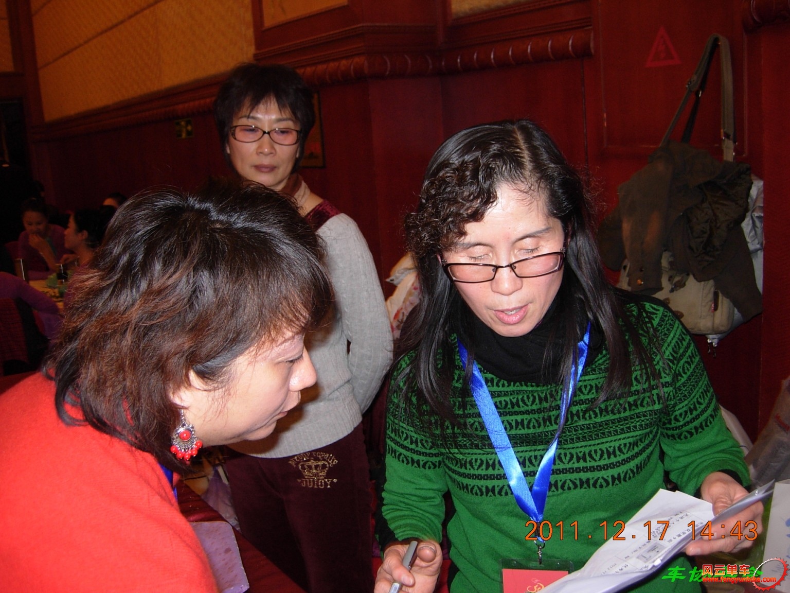 右边的是车协工作人员宋姐