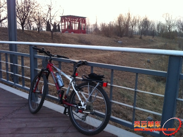 河边有蜿蜒起伏的坡地，总计10公里左右