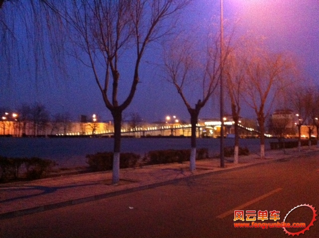 天黑了，路灯亮了。饿了，回家吃饭。