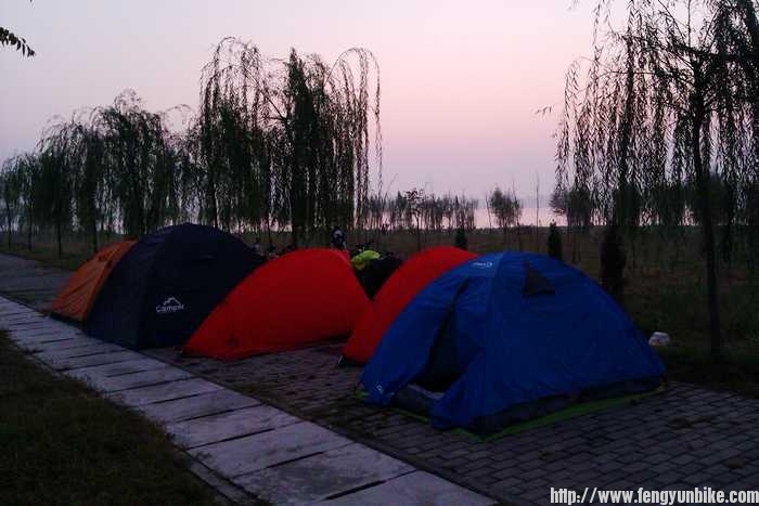昨晚长江边扎营