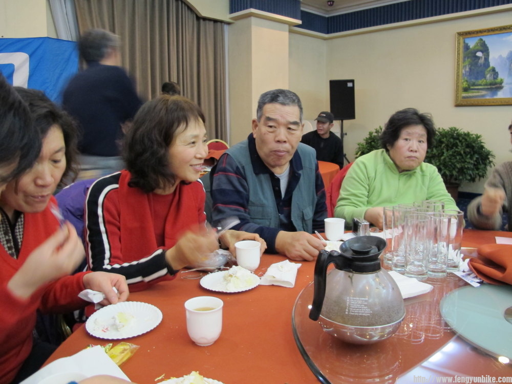 品尝蛋糕，鲜奶油的，味道还真好。