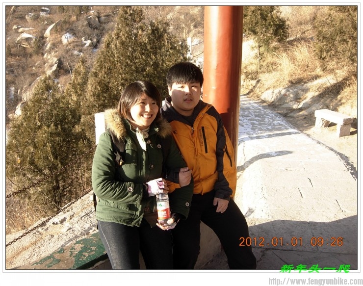 虽然母子两都有点恐高，儿子还厉害点，但还是登上了凤凰岭的制高点。“飞来石塔” ...