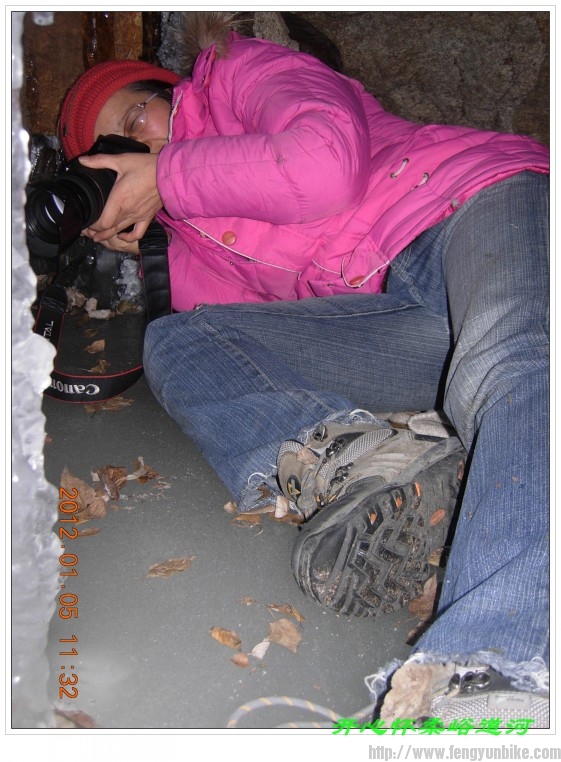 看这位钻进冰洞里