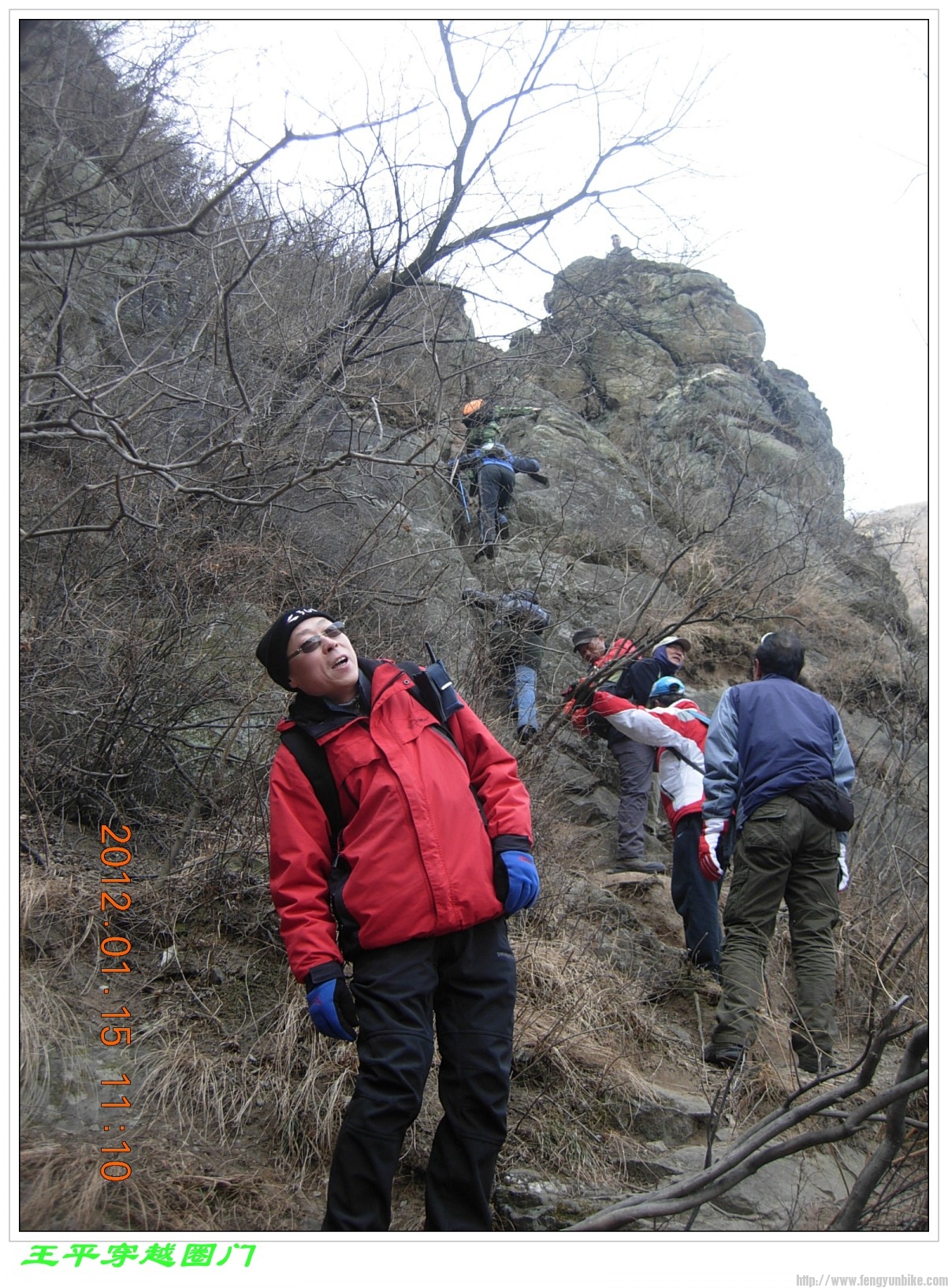 他们在看右侧山梁上的朋友们