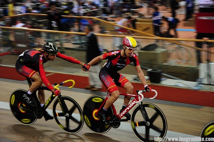 西班牙车队在交接。