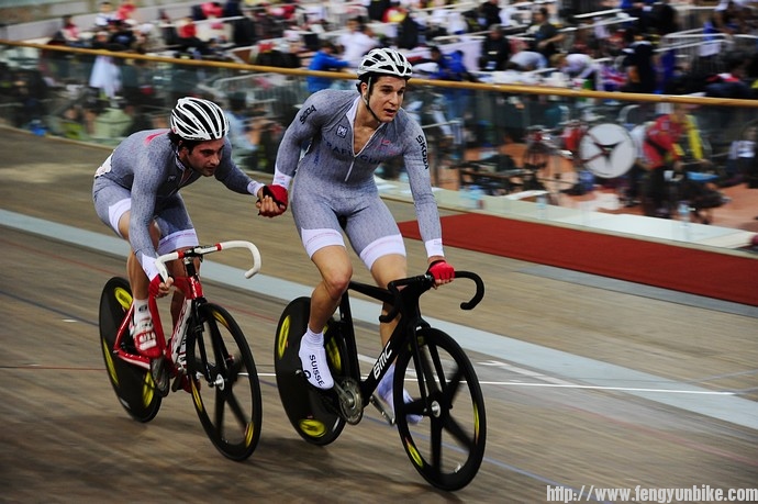 身穿领骑衫的法国队在交接。