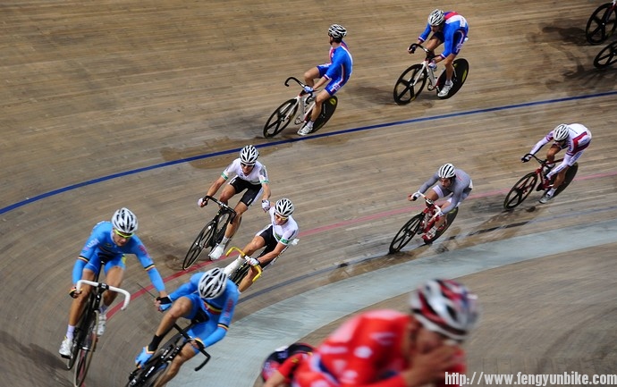 澳大利亚队在大队中交接