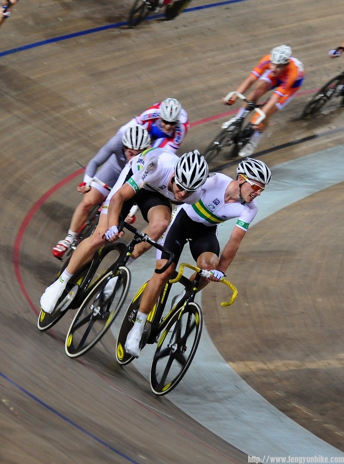 澳大利亚队在交接。