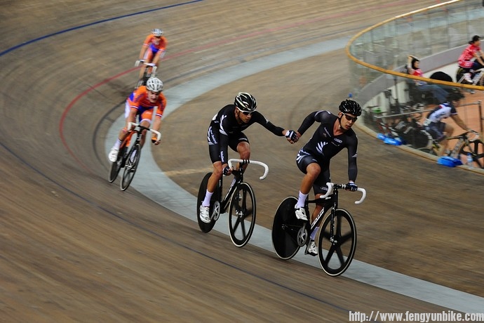 新西兰队在交接。