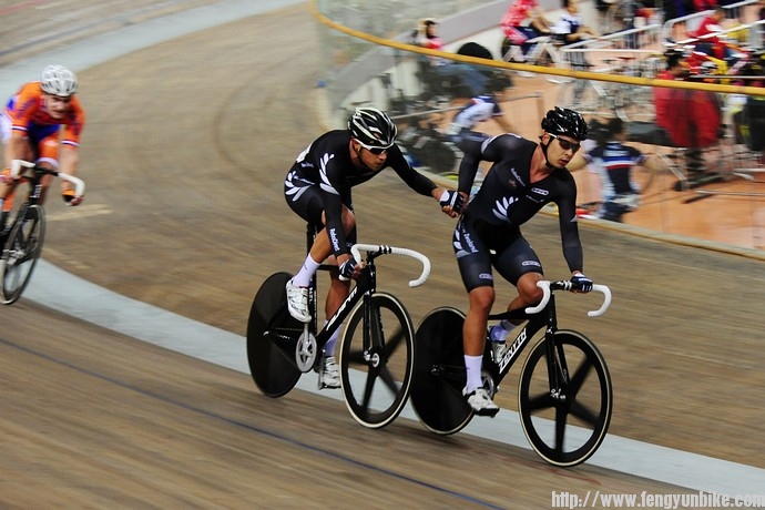 新西兰队在交接。