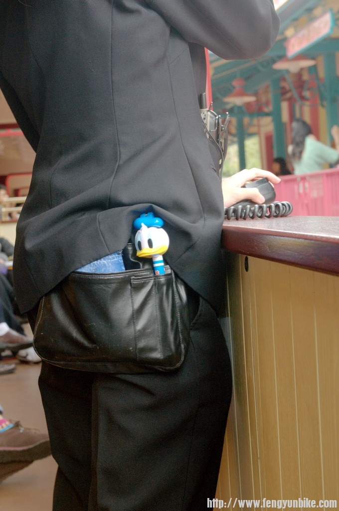 离得太近，只能拍中段，是一位漂亮高挑的姑娘