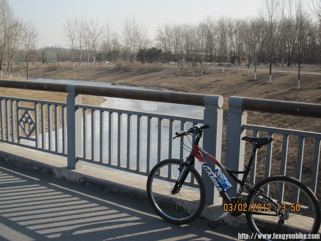 一进门，给陪着我度过高中生活的车来一张！