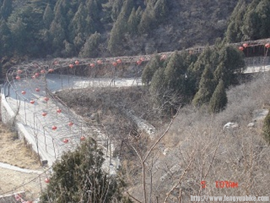 顺着山道往上走