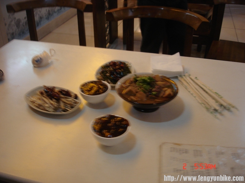 这是我们地前门三层小吃城聚会打响闹元宵前奏。