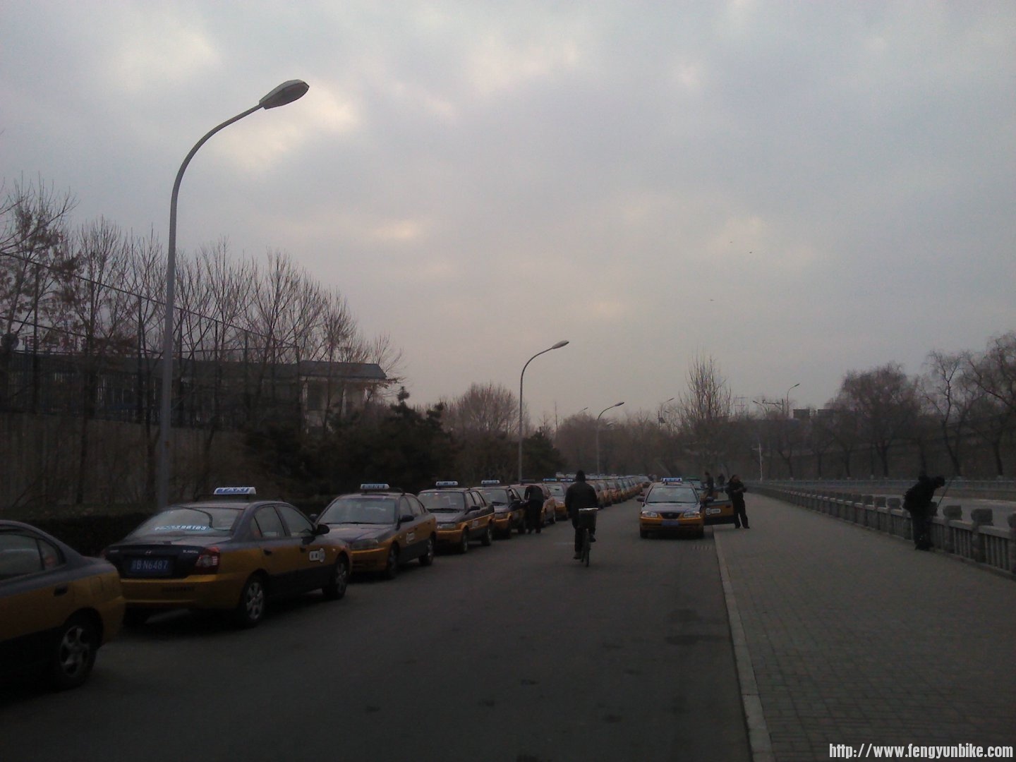 集合点德胜门桥下，怎么这么多的士.jpg