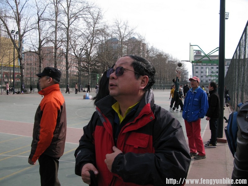 子孓老师，北京老石（左后），低碳行（右后，有点远）~~