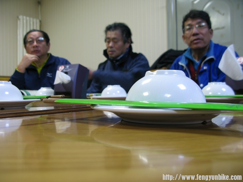 子孓老师，老菜车，低碳行，这个对焦错误，对着碗筷了，饥饿状态下的条件反射吧 ...