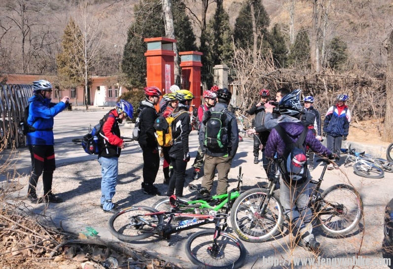 在山脚下接受巴西电视台采访~准备上山