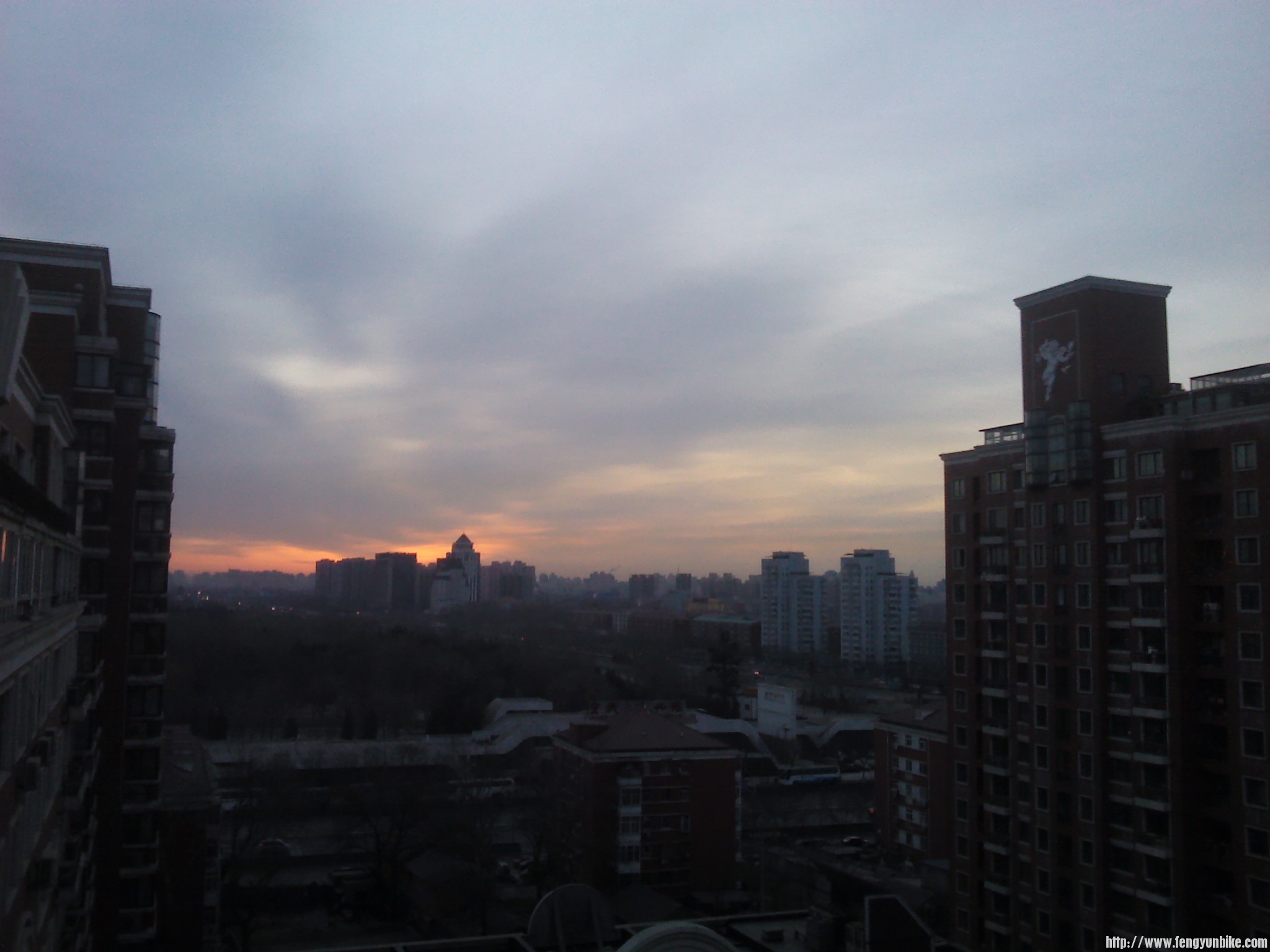 太阳还没有出来，我就起床了