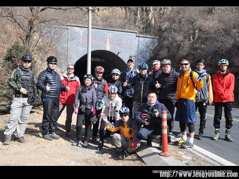 终于登顶东方红隧道，合影留念，这位女同志真叫人佩服啊