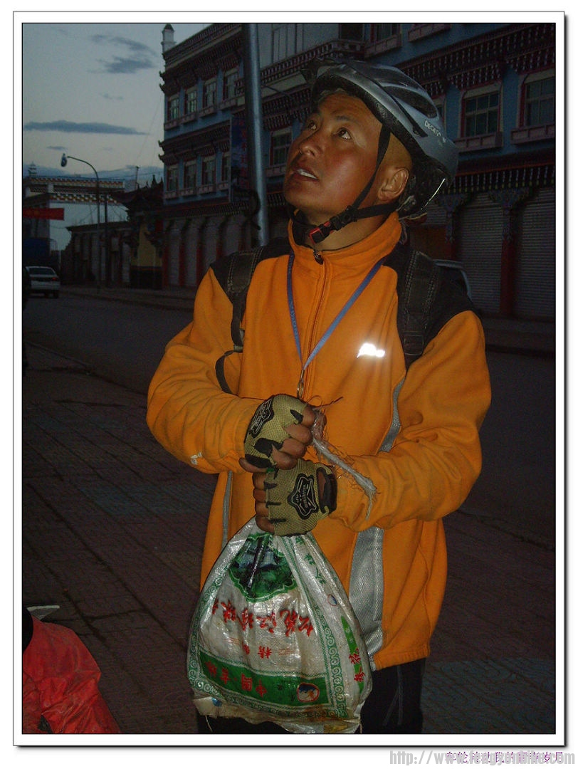 丁涛带着一袋干米饭抬头看天又赶黑夜上路.jpg